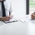 Die wichtigsten Bestandteile eines deutschen Arbeitsvertrags im Detail erklärt