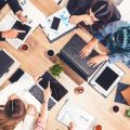 Karrierewege nach dem Studium: Direkter Einstieg, Traineeships und Praktika