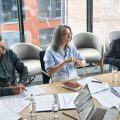 Von der klassischen Hierarchie zum agilen Team: Veränderungsmanagement in der Praxis