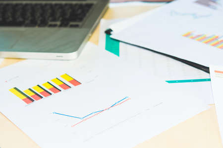 Vorteile und Nachteile befristeter Arbeitsverträge für Unternehmen und Arbeitnehmer: Eine arbeitsrechtliche Analyse