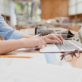 Nonverbale Kommunikation: Körpersprache und ihre Wirkung im deutschen Arbeitskontext
