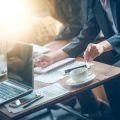 Überstundenregelung im Arbeitsvertrag: Wirksame Klauseln und aktuelle Rechtsprechung