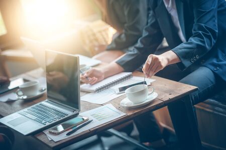 Überstundenregelung im Arbeitsvertrag: Wirksame Klauseln und aktuelle Rechtsprechung