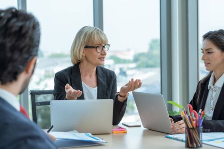 Reverse Mentoring: Wie interkulturelle Zusammenarbeit den Wissenstransfer in Deutschland neu gestaltet