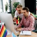 Schulungen und Sensibilisierungsmaßnahmen für mehr LGBTQ+-Akzeptanz im Betrieb